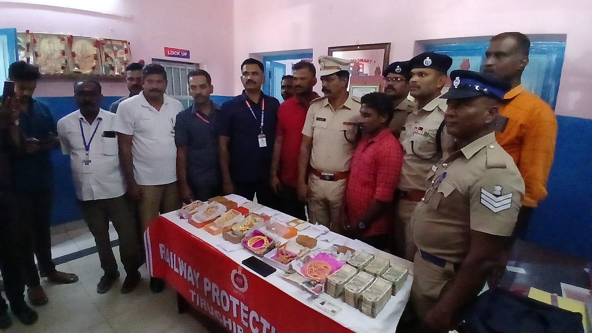 திருச்சி ரயில் நிலையத்தில் பயணியிடம் இருந்த மர்ம பை... திறந்த போலீசாருக்கு  காத்திருந்த அதிர்ச்சி!