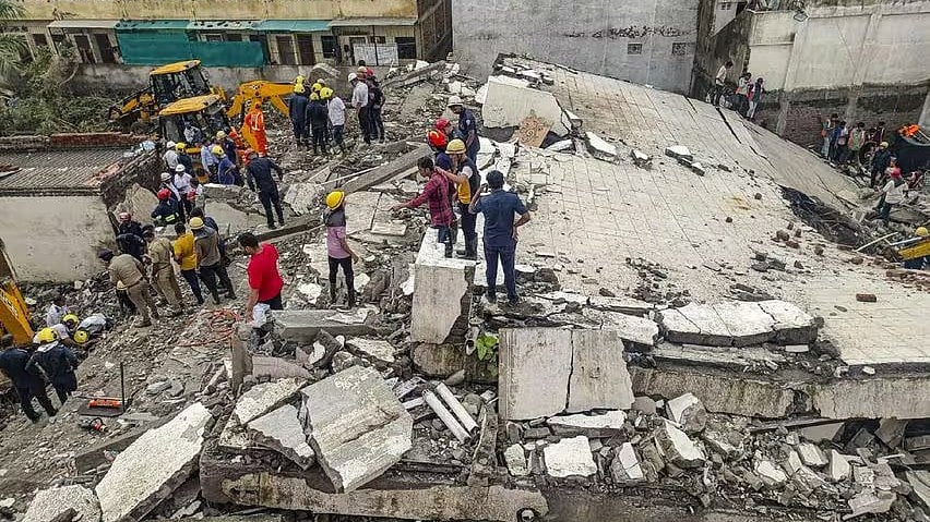 தொடர்ந்து பெய்து வரும் கனமழை : ஒரே நொடியில் சரிந்து விழுந்த 6 மாடிக் கட்டிடம்.. பலி எண்ணிக்கை அதிகரிப்பு!