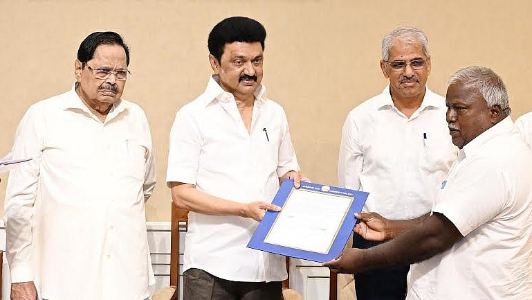 களிமண் வண்டல் மண் எடுக்க கட்டணமில்லை : அனுமதி ஆணை வழங்கினார் முதலமைச்சர் மு.க.ஸ்டாலின்!