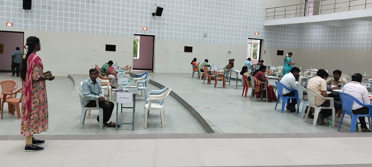 பெரியார் பல்கலை துணை வேந்தர் ஊழல் எதிரொலி - பொதுக் கலந்தாய்வில் கலந்துகொண்ட இரண்டே மாணவர்கள்!