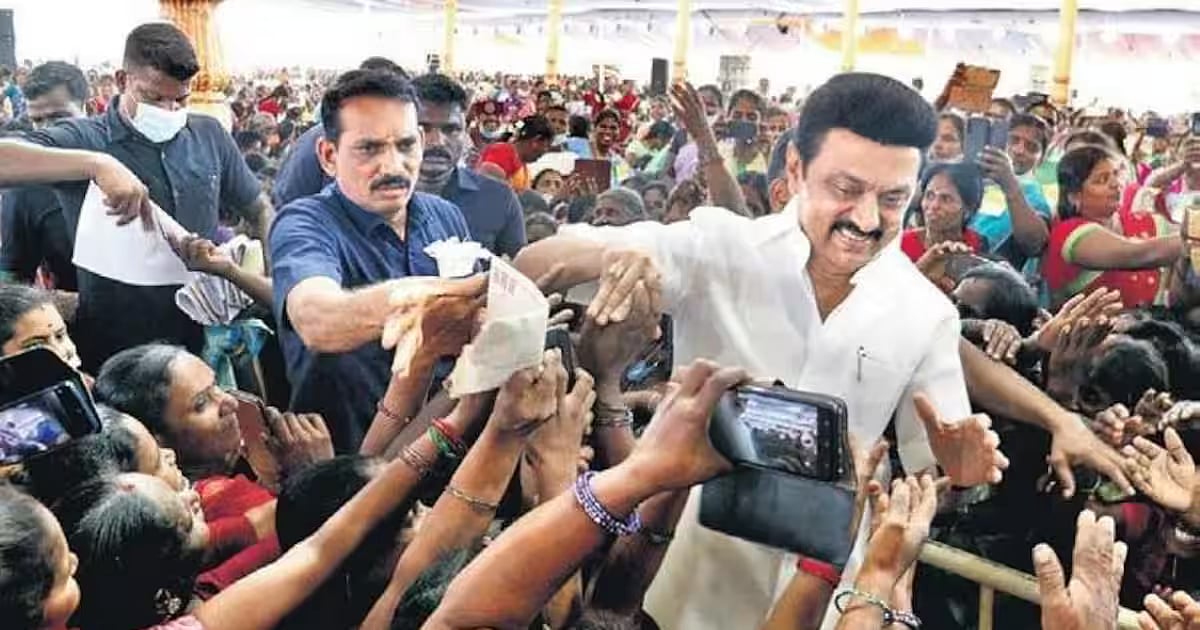 மக்களை தேடி வரும் அரசு... மக்களோடு மக்களாக முதலமைச்சர் மு.க.ஸ்டாலினின் திட்டங்கள் : முரசொலி பாராட்டு !