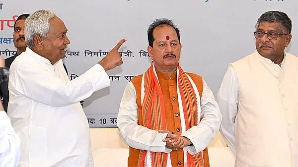 “உங்க காலில்கூட விழுகிறேன்...” - தனியார் நிறுவன அதிகாரி காலில் விழப்போன நிதிஷ் குமார் - காரணம் என்ன?