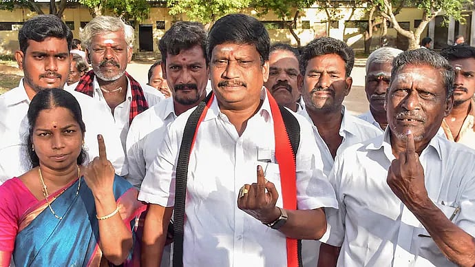 விக்கிரவாண்டி இடைத்தேர்தல் : வெற்றியை நோக்கி திமுக வேட்பாளர் அன்னியூர் சிவா... பாமக வேட்பாளர் பின்னடைவு !