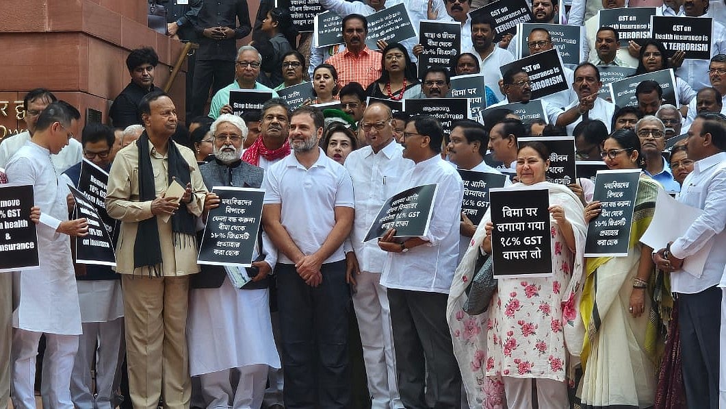 மருத்துவக் காப்பீடுக்கு GST - ரத்து செய்ய வலியுறுத்தி இந்தியா கூட்டணி எம்.பி-க்கள் ஆர்ப்பாட்டம்!