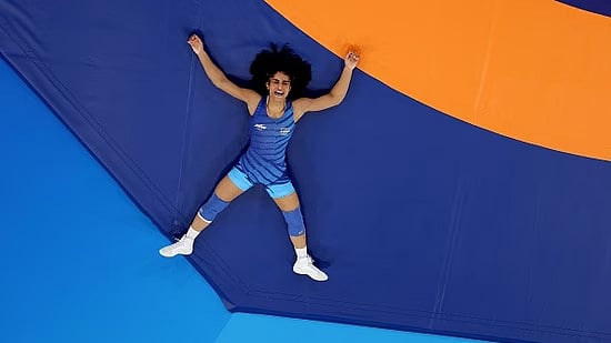 "உலகையே ஆளப்போகிறவர் சொந்த நாட்டில் தோற்றுவிட்டார்" - ஒலிம்பிக்கில் சாதித்த வினேஷ் போகத் !