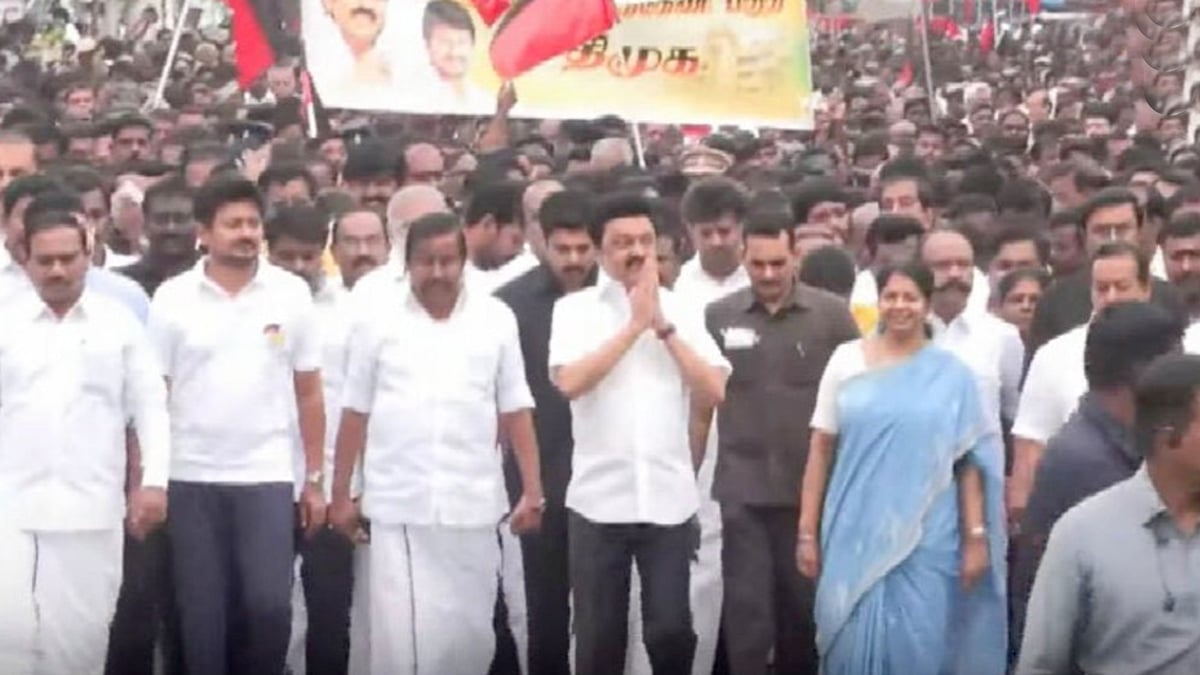 கலைஞரின் 6-ம் ஆண்டு நினைவு நாள் - முதலமைச்சர் தலைமையிலான அமைதிப் பேரணியில் ஆயிரக்கணக்கானோர் பங்கேற்பு!