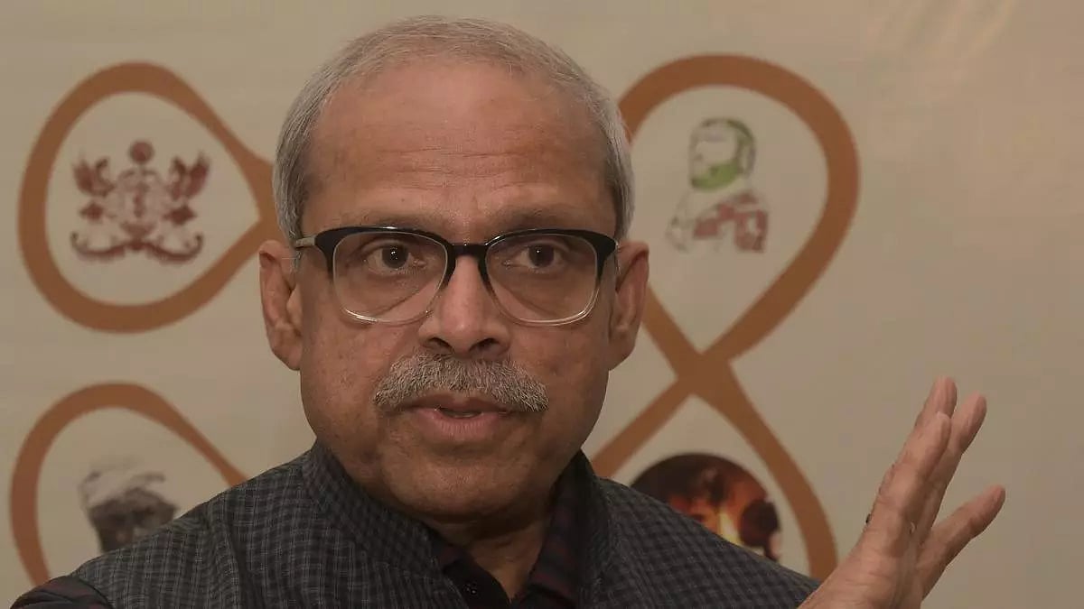தேர்தல் ஆணையத்தை நாம் ஏன் நம்பவேண்டும் தெரியுமா ? - நிர்மலா சீதாராமனின் கணவர் பரகலா பிரபாகர் கிண்டல் !