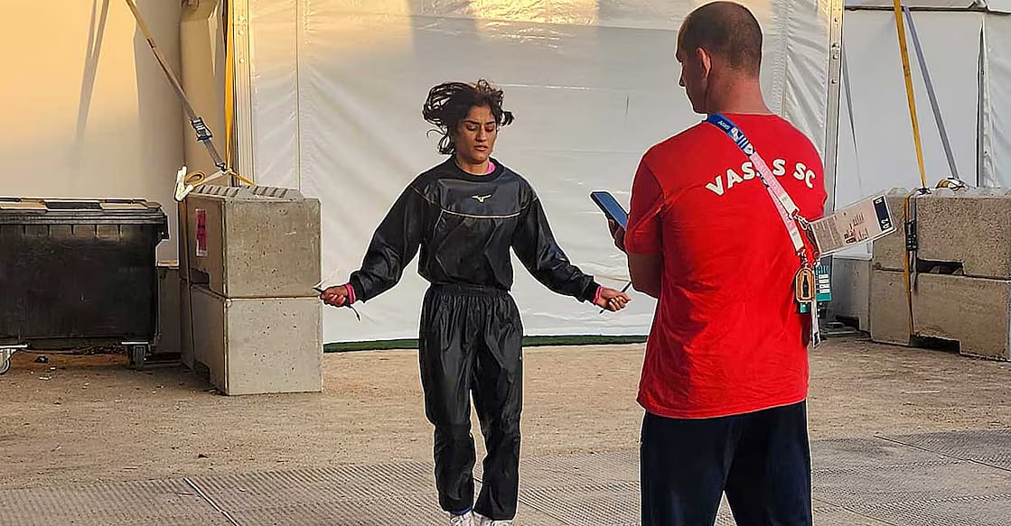 "வினேஷ் போகத் இறந்துவிடுவாரோ என்று பயந்தேன்" - எடை குறைக்கும் தீவிர பயிற்சியை விவரித்த பயிற்சியாளர் !