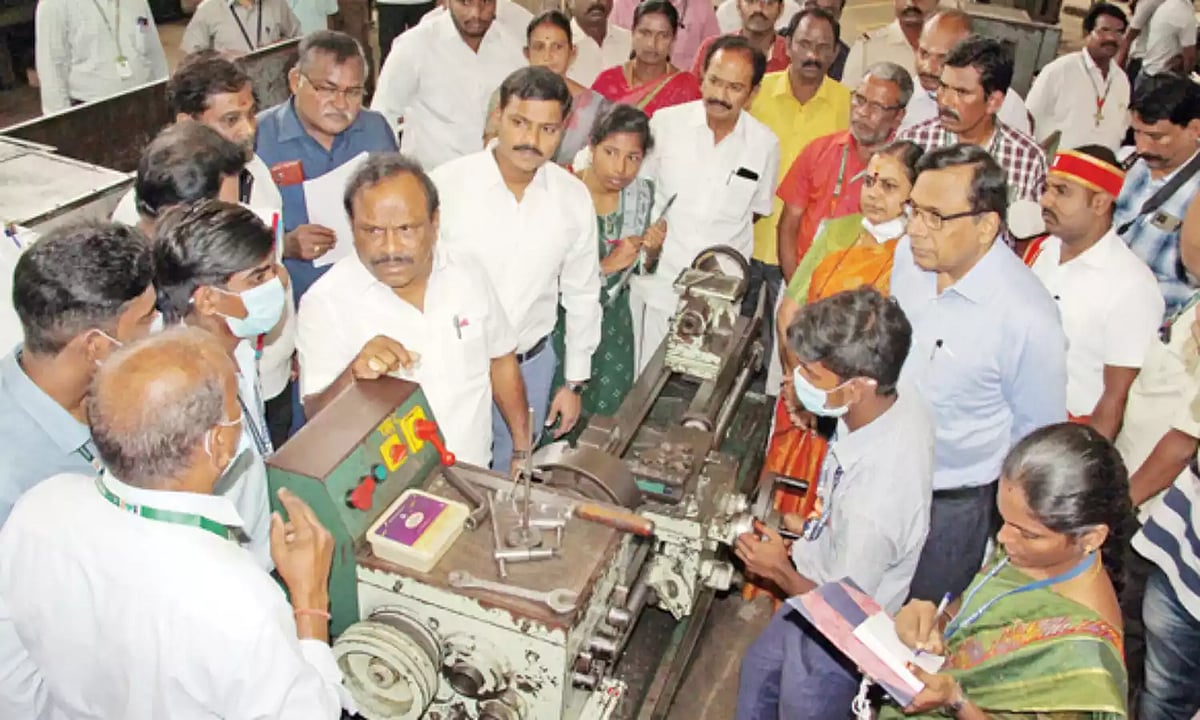 தொழிலாளர்கள் நலனில் அக்கறை செலுத்தும் திராவிட மாடல்! : தமிழ்நாடு அரசு புகழாரம்!