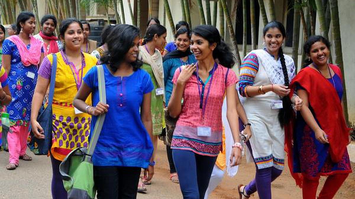  உயர் கல்வி பயில்வதற்கான உதவித்தொகை திட்டம் :  திருத்தப்பட்ட நடைமுறையால் பயனடையும் SC/ST மாணவர்கள் !  