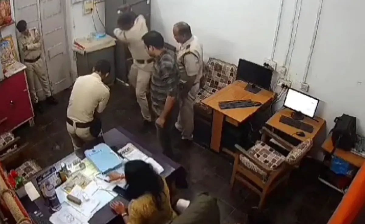 தொடரும் ரயில்வே போலீஸாரின் அட்டூழியங்கள்.. தலித் பாட்டி & பேரனை மீது கொடூர தாக்குதல் - பதைபதைக்கும் CCTV!