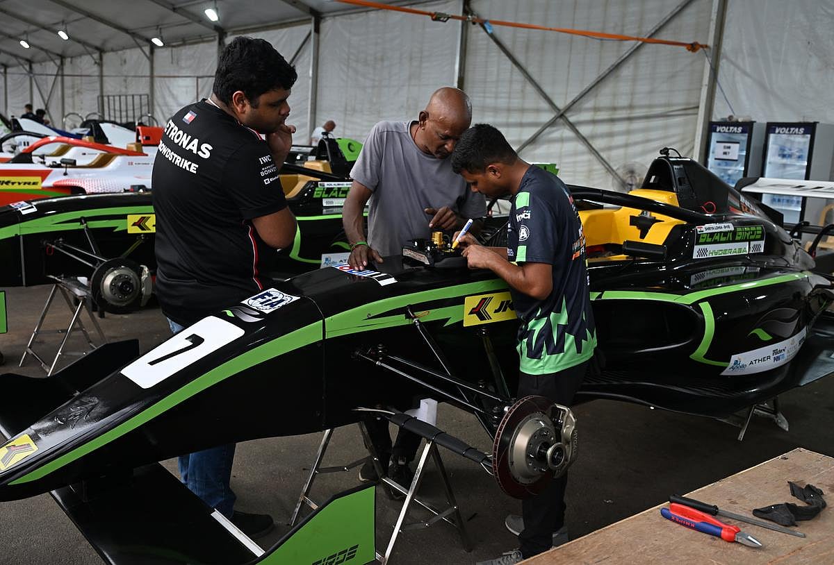 ஃபார்முலா 4 கார் பந்தயம் : "சென்னையின் அந்தஸ்தை உயர்த்தும்"... தமிழ்நாடு அரசுக்கு பிரபலங்கள் வாழ்த்து ! 