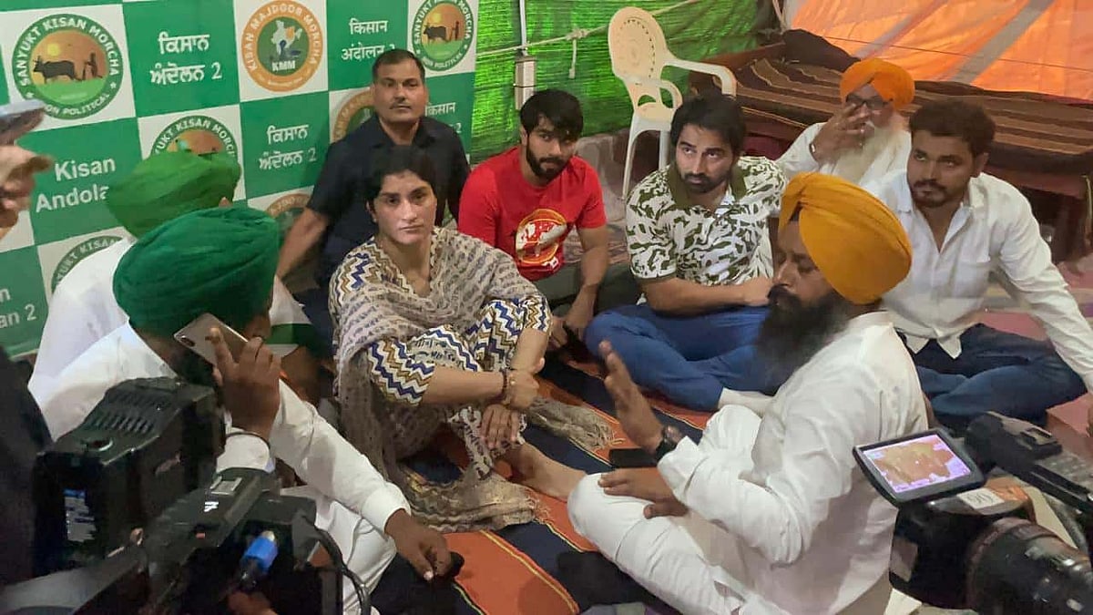 "உங்கள் மகள் உங்களுடன் இருக்கிறேன்"- விவசாயிகளின் போராட்டத்துக்கு வினேஷ் போகத் நேரில் சென்று ஆதரவு !