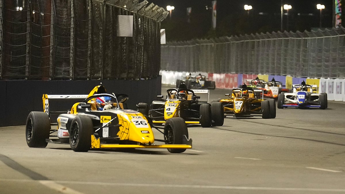 கோலாகலமாக தொடங்கிய ஃபார்முலா 4 கார்பந்தயம் : இரண்டாம் நாள் போட்டிக்கான அட்டவணை விவரம் ! 