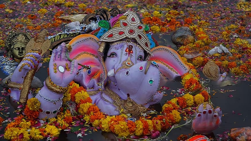 விநாயகர் சதுர்த்தி கொண்டாட்டம் : பிளாஸ்ட்ர் ஆஃப் பாரிஸ் சிலைக்கு தடை - சென்னை உயர்நீதிமன்றம் அதிரடி !