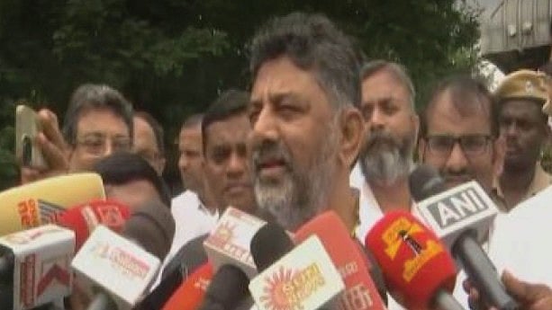 “தமிழ்நாட்டைப் போலவே சிறப்பாக செயல்படுவோம்” : தமிழ்நாட்டிற்கு வந்த டி.கே.சிவக்குமார் பாராட்டு !