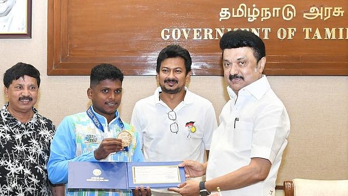 ”தங்கமகனின் வெற்றிப் பயணம் தொடரட்டும்” : பதக்கம் வென்ற மாரியப்பன் தங்கவேலுவுக்கு முதலமைச்சர் வாழ்த்து!