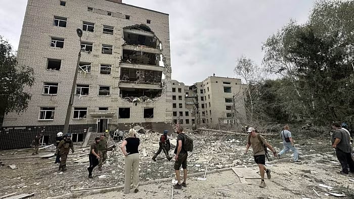 உக்ரைன் ராணுவ மையத்தின் மீது ரஷ்யா அதிரடி தாக்குதல் : 41 பேர் பலி, 180க்கும் மேற்பட்டோர் காயம் !