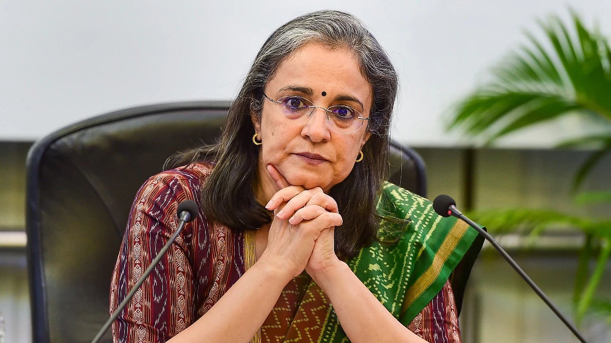 SEBI தலைவர் மாதபி புச் மீது புகார் தெரிவித்த SEBI ஊழியர்கள்... நிதியமைச்சகத்துக்கு கடிதம் !