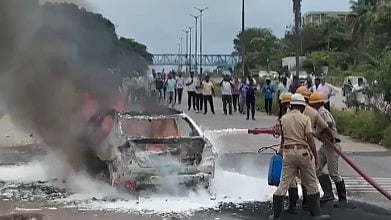 சாலையில் செல்லும் போது திடீரென பற்றி எரிந்த BMW கார்: நடந்தது என்ன?
