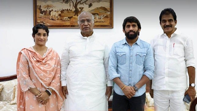 காங்கிரஸ் கட்சியில் இணைந்தார் வினேஷ் போகத் : ஹரியானா தேர்தலில் போட்டி?