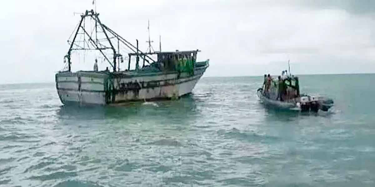 இலங்கை கடற்படை கப்பல் மோதி நாகை மீனவர்கள் படகு மூழ்கி விபத்து : மீனவர்கள் குமுறல் !