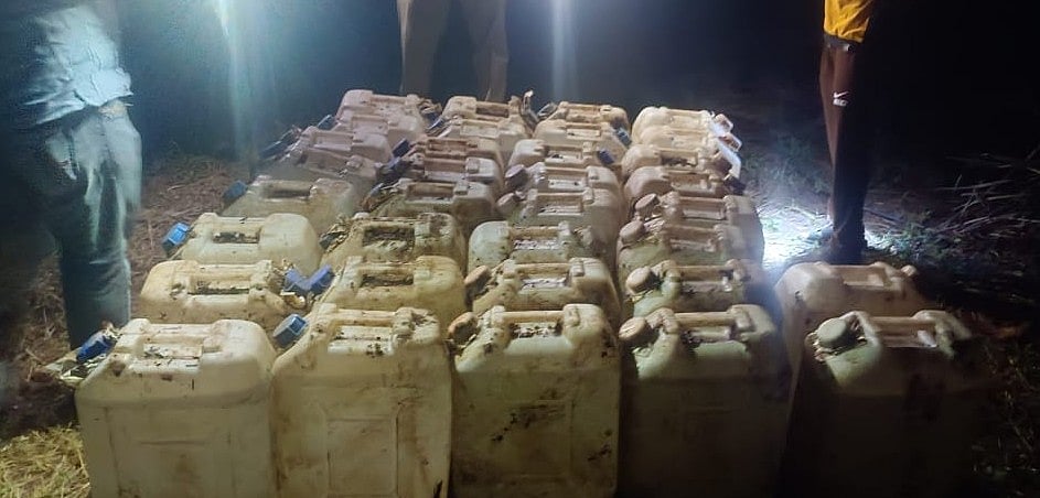 4,500 லிட்டர் எரிசாராயம் பறிமுதல்! : தமிழ்நாட்டில் மும்முரமாக செயல்படுத்தப்படும் மதுவிலக்கு நடைமுறை!