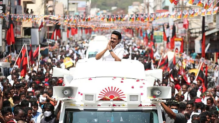 கழக பவளவிழா : முதலமைச்சர் சொன்னபடி கழக உடன்பிறப்புகளின் இல்லங்களில் பட்டொளி வீசி பறந்த இருவண்ணக் கொடி !