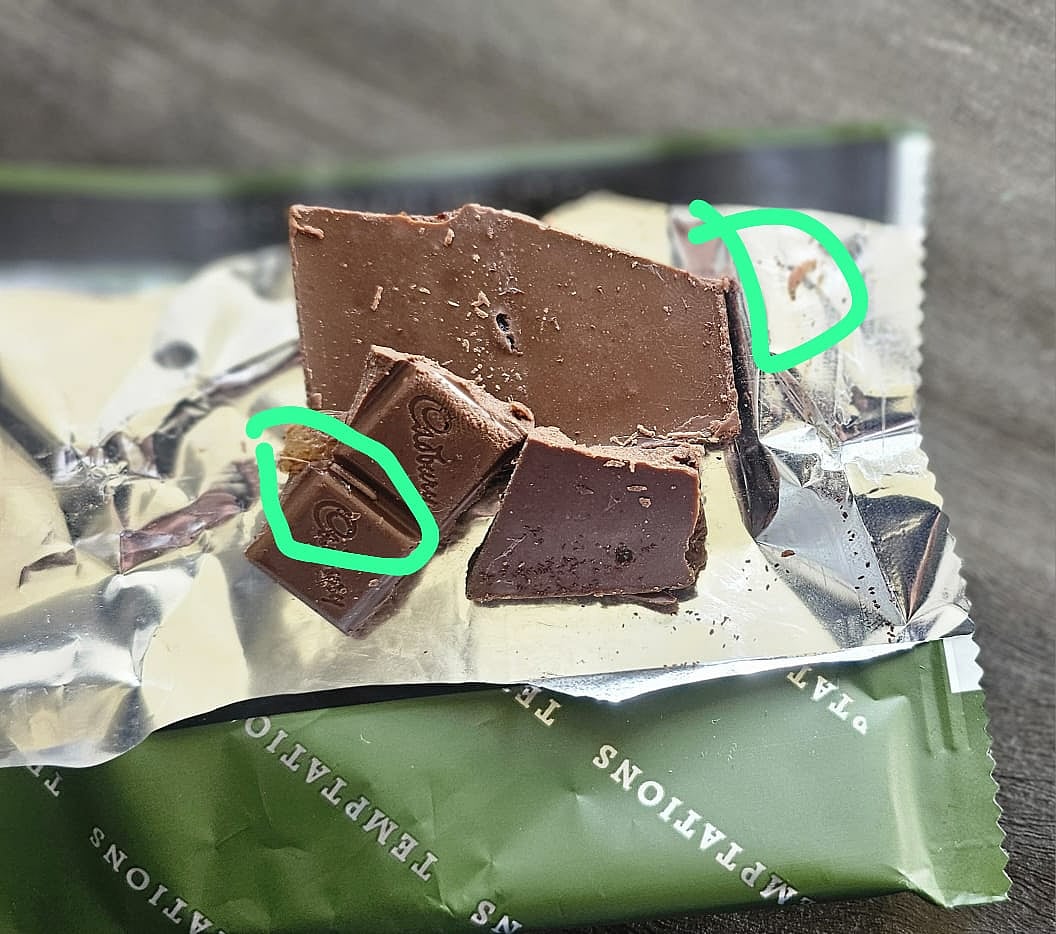 Cadbury சாக்லேட்டில் உயிருடன் நெளிந்த புழு... வீடியோ வெளியிட்டு புகார் தெரிவித்த காங். நிர்வாகி!