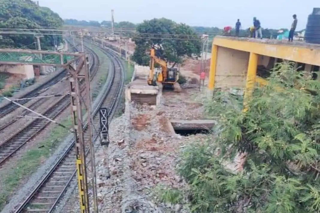 மந்தமாக நடைபெறும் சென்னை கடற்கரை- எழும்பூர் 4வது ரயில் பாதை திட்டம்: ரயில்வே துறைக்கு பொதுமக்கள் கண்டனம்!