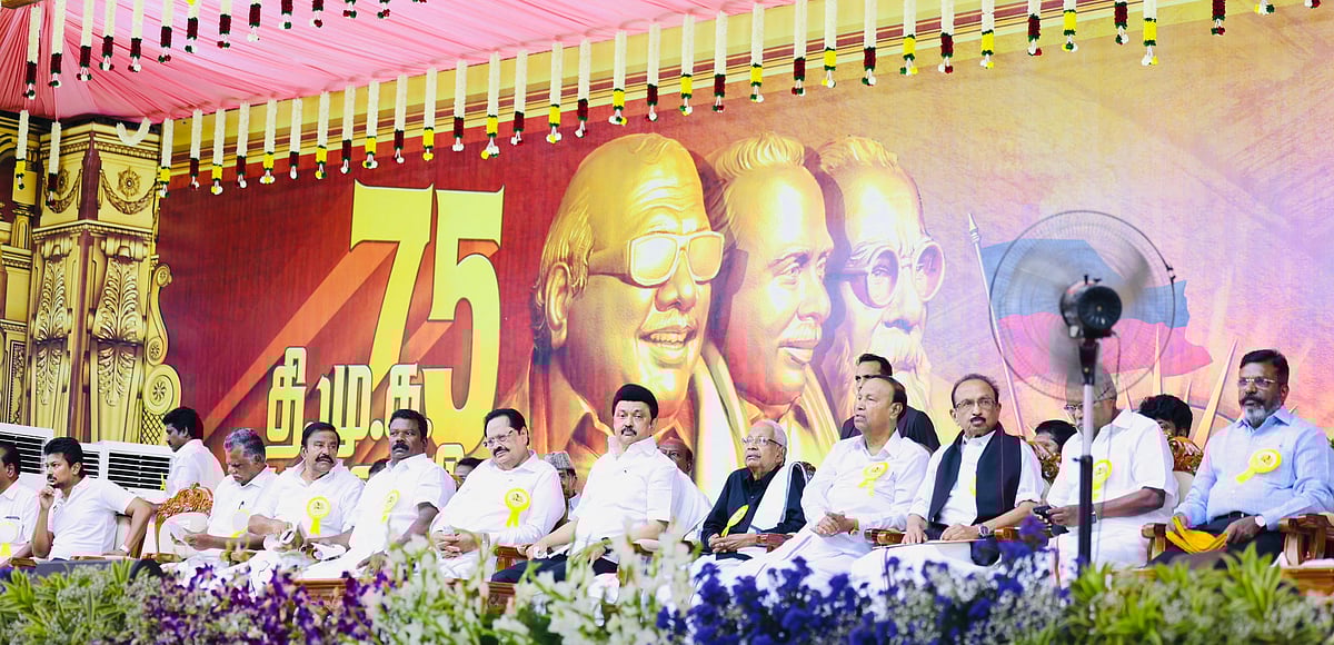 “‘தோள் கொடுப்பான் தோழன்’ என்பதைப் போல கூட்டணி கட்சிகளின் பாராட்டால் உயர்ந்து நிற்கிறது திமுக” : முரசொலி!