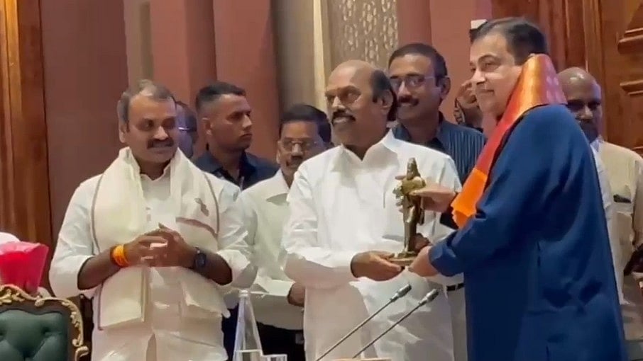 ”உயர்மட்ட 6 வழிச்சாலை திட்டத்தை செயல்படுத்த வேண்டும்” : நிதின்கட்கரியிடம் வலியுறுத்திய அமைச்சர் எ.வ.வேலு!