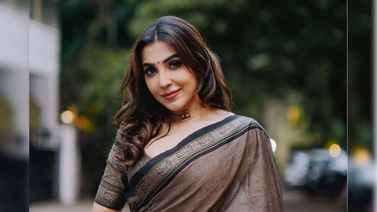 ரூ. 200 கோடி கேட்டு மிரட்டுகிறார்... உதவியாளர் மீது நடிகை பார்வதி நாயர் பரபர புகார் ! 