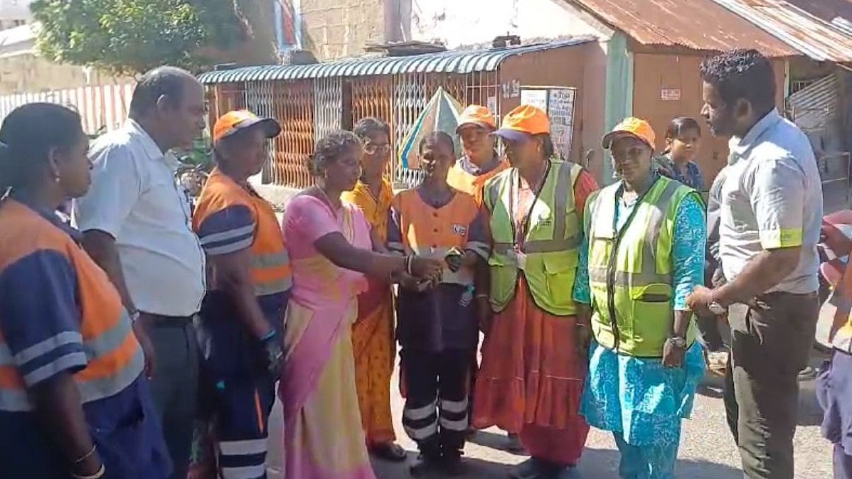 மக்களுக்கான தூய்மை பணியாளர்கள் : தவற விட்ட ரூ.25 ஆயிரம் உரிமையாளரிடம் ஒப்படைப்பு!