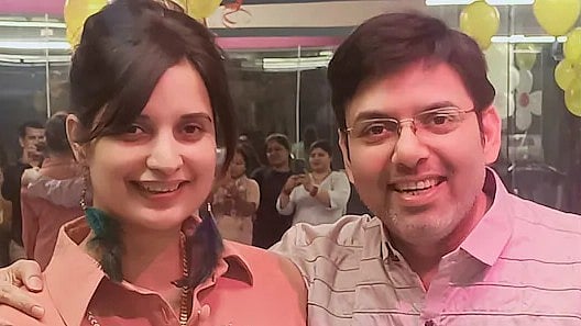 Time Machine மூலம் முதியவர்களை இளமையாக்குவதாக கூறி ரூ.35 கோடி மோசடி - கைவரிசை காட்டிய தம்பதி!