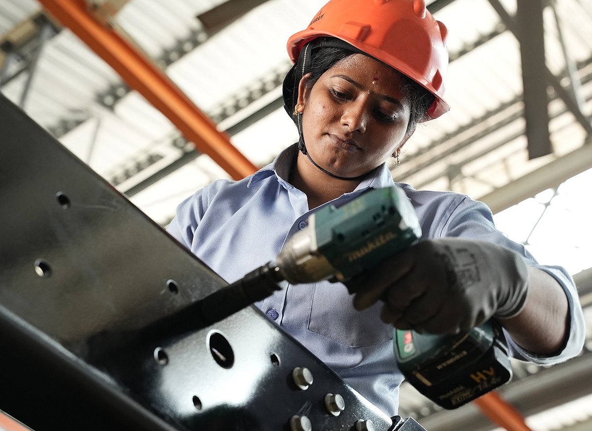 அதிக வேலைவாய்ப்பு வழங்குவதில் தமிழ்நாடு முதலிடம்! : தமிழ்நாட்டின் வளர்ச்சிக்கு முரசொலி புகழ்மாலை!