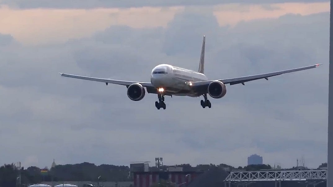 சென்னை to மதுரை -  நடு வானில் தொழில் நுட்ப கோளாறு : உயிர்தப்பிய 117 பயணிகள்!