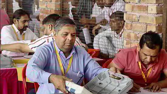 அரைமணி நேரத்தில் மாறிய முடிவுகள்... முடிவுகளை வெளியிட தாமதம் செய்வதாக தேர்தல் ஆணையம் மீது காங். புகார் !