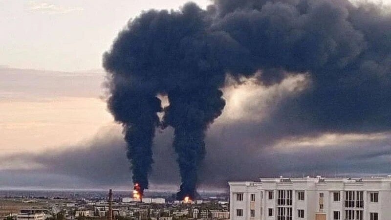 ரஷ்ய எண்ணைய் சுத்திகரிப்பு ஆலை மீது உக்ரைன் தாக்குதல் : பற்றியெரிந்த கிரீமியா எண்ணெய் கிடங்கு ! 