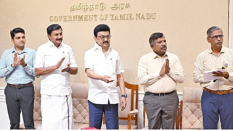 சுதந்திரப் போராட்ட வீரர்கள் சிலையை திறந்து வைத்த முதலமைச்சர் : எந்த மாவட்டத்தில் சிலை திறக்கப்பட்டது?