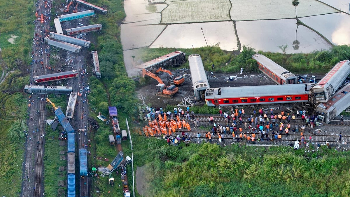 கவரைப்பேட்டை அருகே ரயில் விபத்து... பயணிகள் நிலை என்ன ? அவசர எண்கள் அறிவிப்பு !  