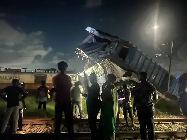 கவரைப்பேட்டை அருகே ரயில் விபத்து... பயணிகள் நிலை என்ன ? அவசர எண்கள் அறிவிப்பு !