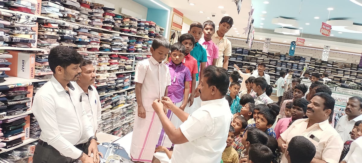 சத்தமில்லாமல் உதவி - ஆதரவற்ற குழந்தைகளுக்கு ரூ.5.20 லட்சத்திற்கு புத்தாடை வாங்கி கொடுத்த திமுக MLA!