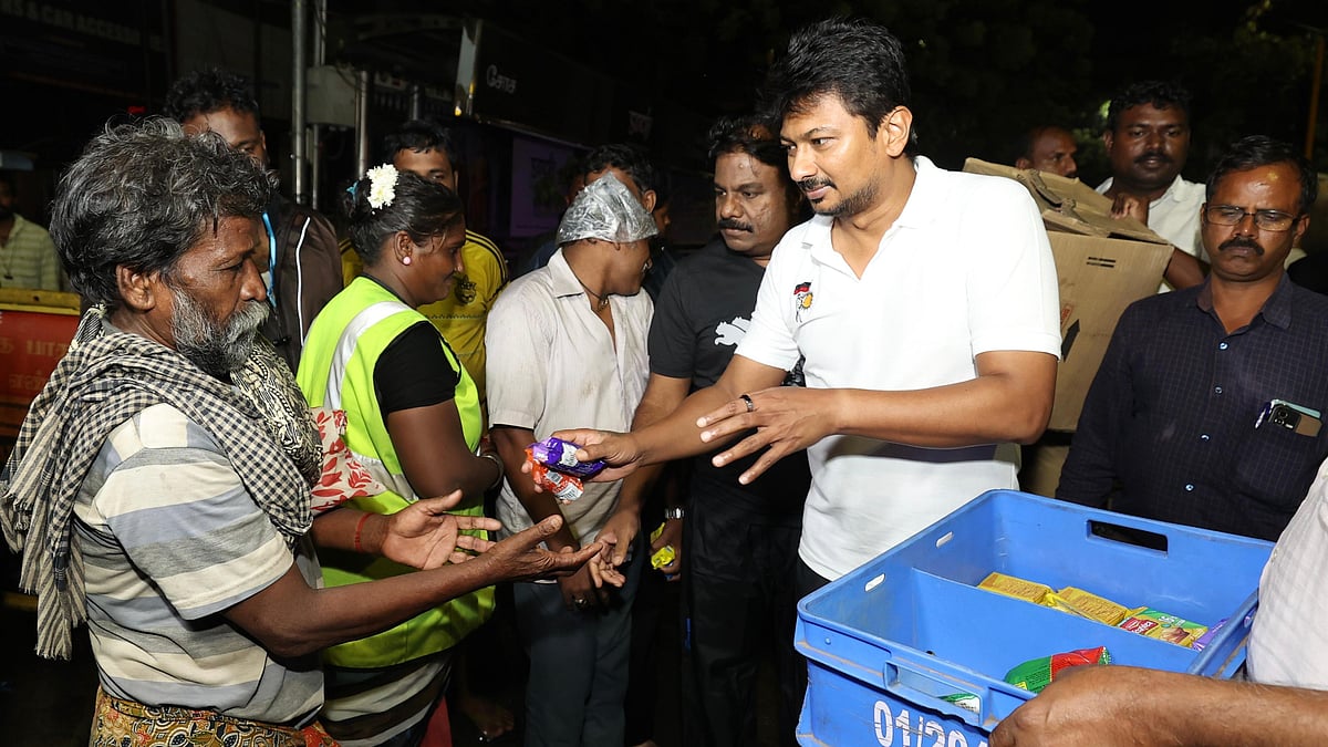 நள்ளிரவு 1 மணிக்கு கொட்டும் மழையில் ஆய்வு! : களப்பணியில் துணை முதலமைச்சர் உதயநிதி ஸ்டாலின்!