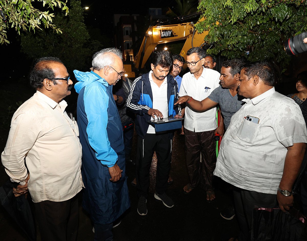 நள்ளிரவு 1 மணிக்கு கொட்டும் மழையில் ஆய்வு! : களப்பணியில் துணை முதலமைச்சர் உதயநிதி ஸ்டாலின்!