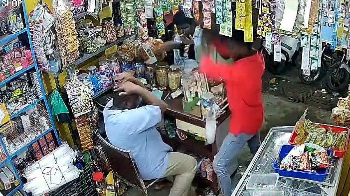 வாங்கிய சிகரெட்டுக்கு பணம் தரமறுத்து பெட்டிக்கடை ஊழியர் மீது தாக்குதல் : புதுச்சேரியில் அதிர்ச்சி!
