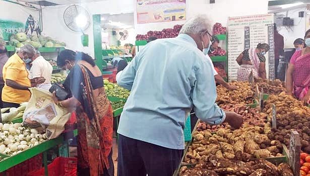 தமிழ்நாடு அரசின் பண்ணை பசுமை அங்காடி : பாதி விலையில் தக்காளி விற்பனை!