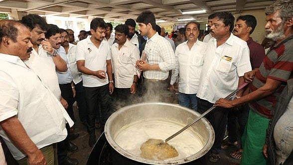 2 நாளில் 14,84,735 பேருக்கு உணவு : பெரும் மழையிலும் மக்கள் பசியாற்றிய அரசு!