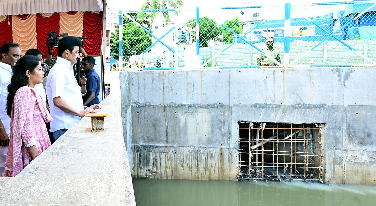 மூன்றாவது நாளாக ஆய்வுப்பணியில் முதலமைச்சர்! : தூய்மைப் பணியாளர்களுக்கு நலத்திட்ட உதவிகளை வழங்கினார்!