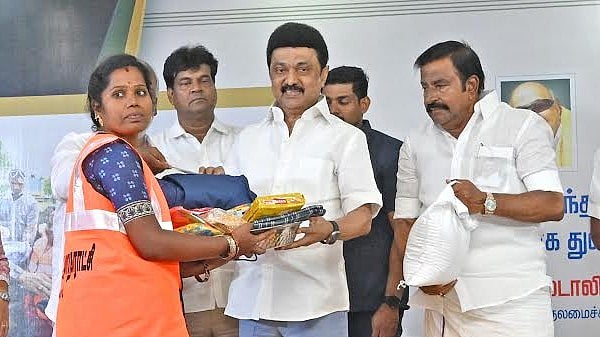 மூன்றாவது நாளாக ஆய்வுப்பணியில் முதலமைச்சர்! : தூய்மைப் பணியாளர்களுக்கு நலத்திட்ட உதவிகளை வழங்கினார்!
